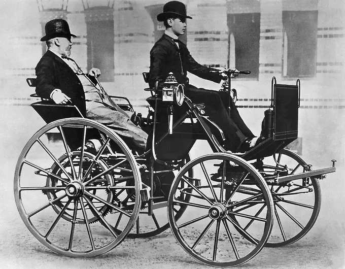 Готліб Даймлер і Вільгельм Майбах сконструювали автомобіль у 1885 році