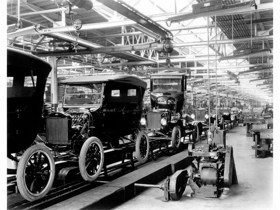 Перша рухома складальна лінія Ford 1913