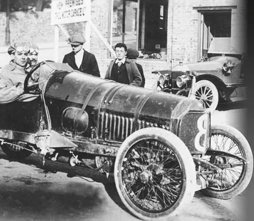 Волтер Оуен Бентлі в автомобілі DFP, 1914 рік